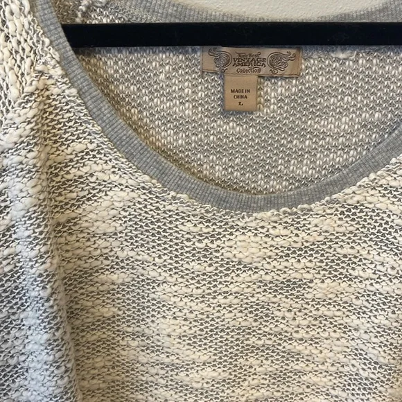 Cream & grey knit sweater. Size Large - Picture 2 of 2